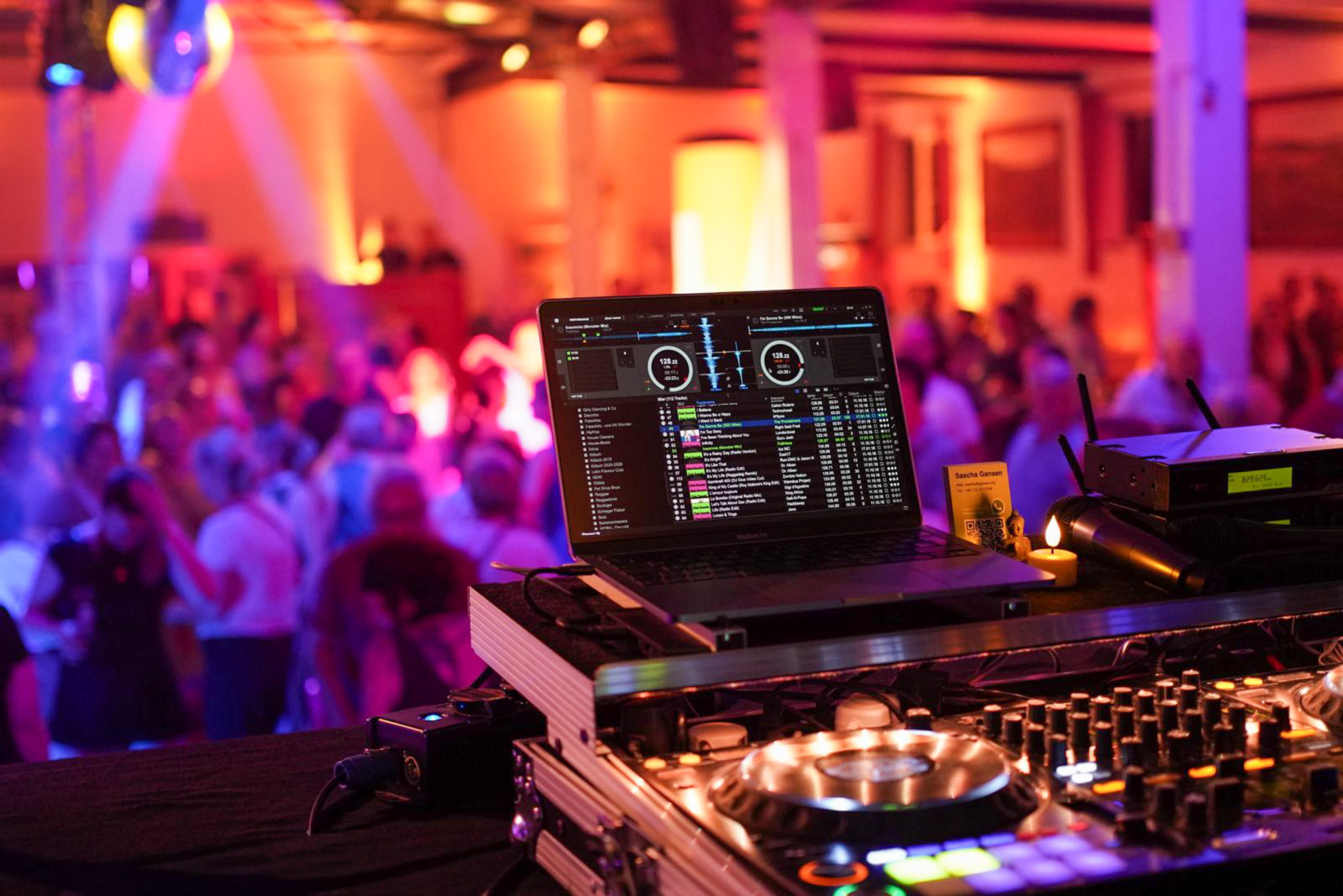 DJ-Setup bei einer Feier mit Tanzfläche