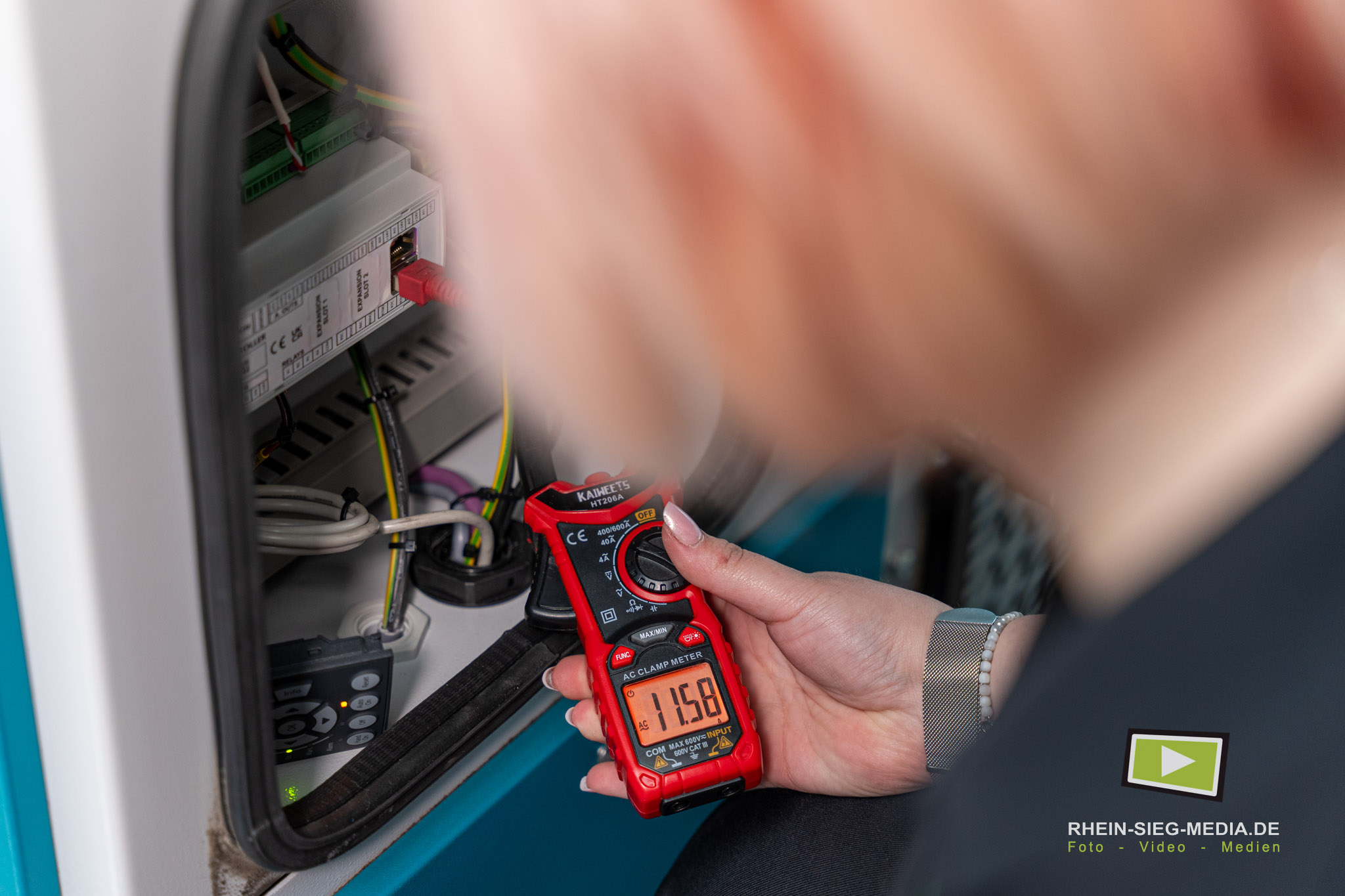 Industriefotografie elektrische Messung Techniker