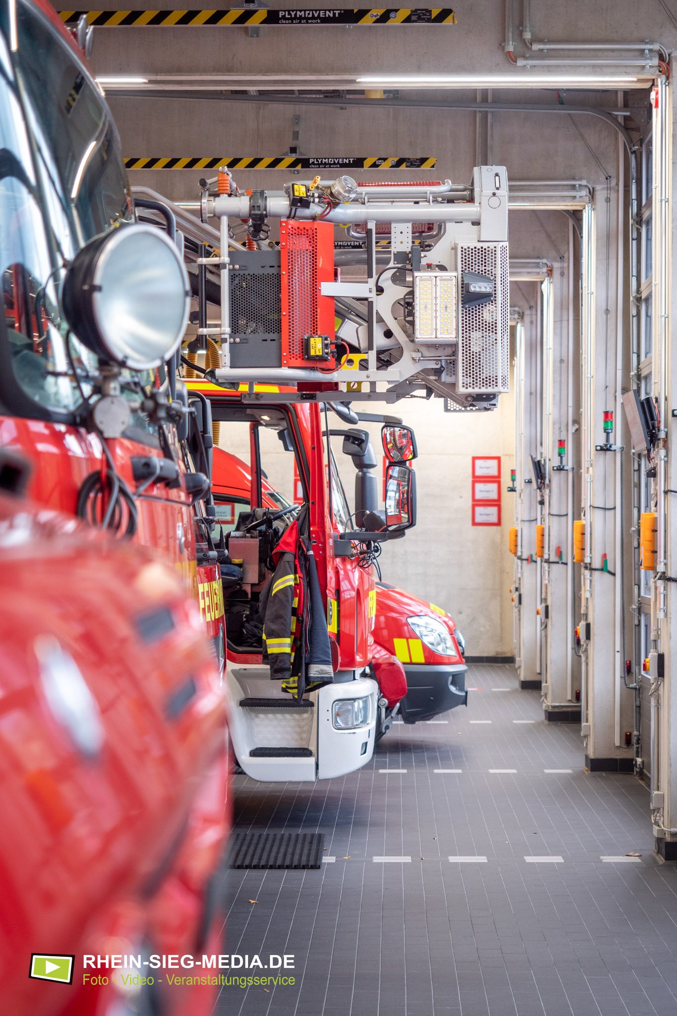 Industriefotografie Feuerwehrfahrzeuge im Feuerwehrhaus