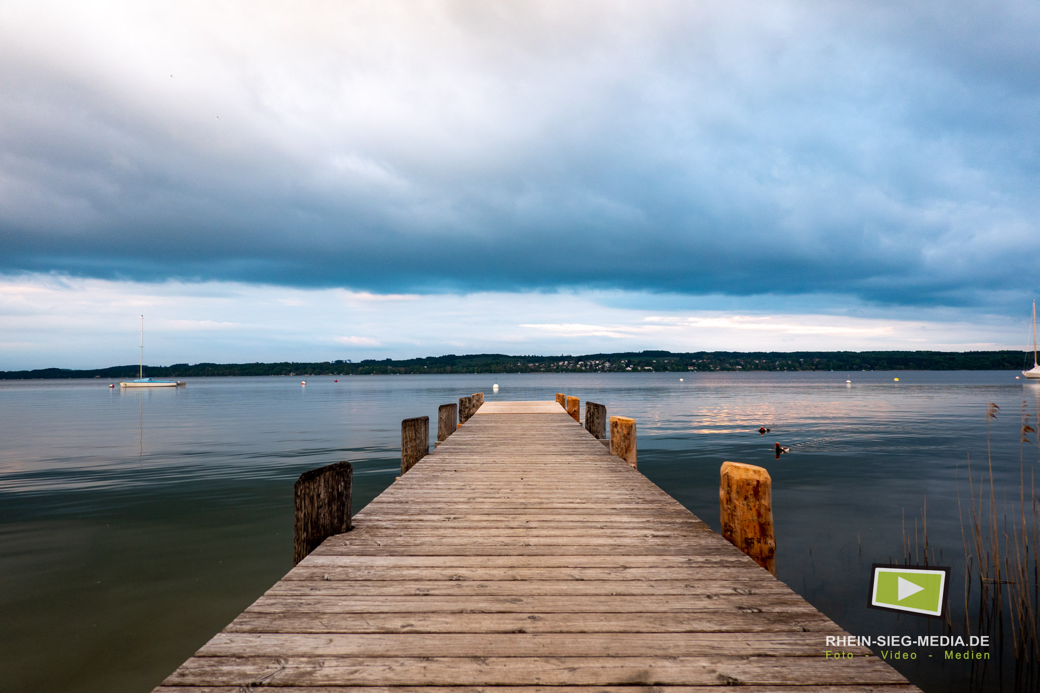 Steganlage am See in Abendstimmung – Landschaftsfotografie